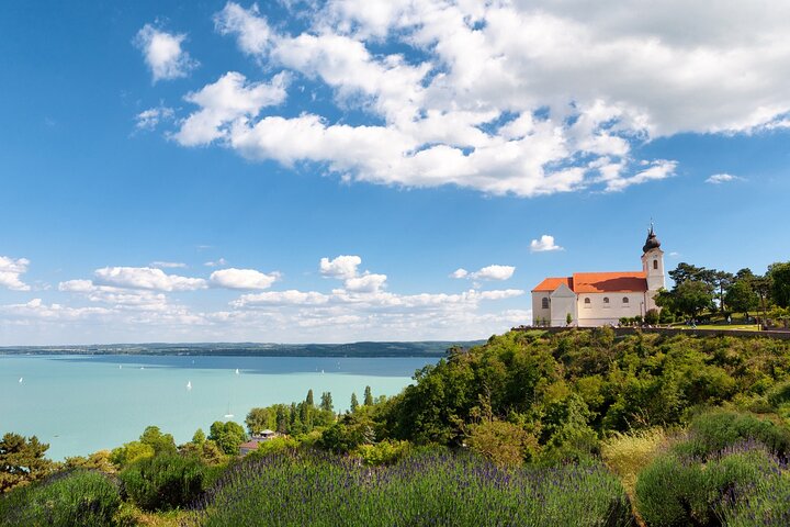Dagtrip Balatonmeer met zeilcruise en wijnproeverij