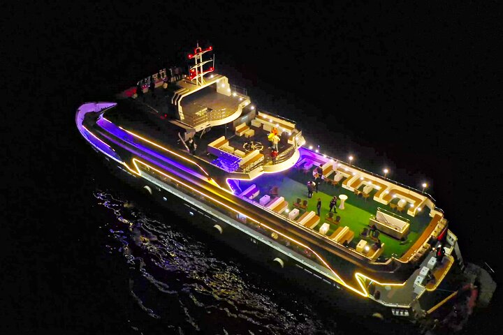 İstanbul Mega Lüfer Dinner Cruise Bosphorus and Show Pvt. Table