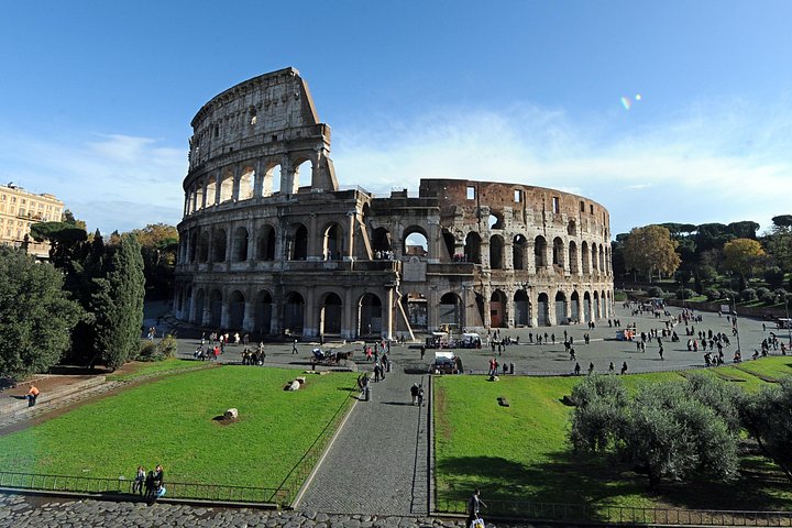 Rome: Colosseum and Historic Centre Private Walking Tour