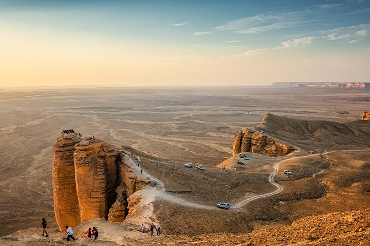 Edge of the World Riyadh Tour with Bat Cave Experience & Dinner