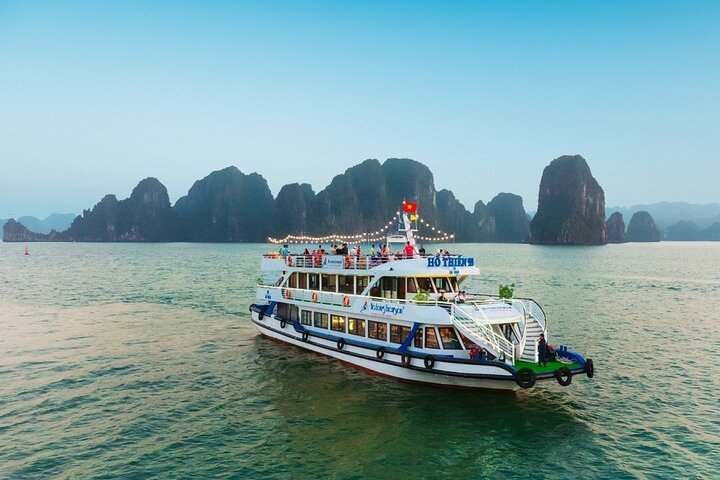 Halong Bay Luxury Cruise Day Tour with Buffet Lunch and Pick Up