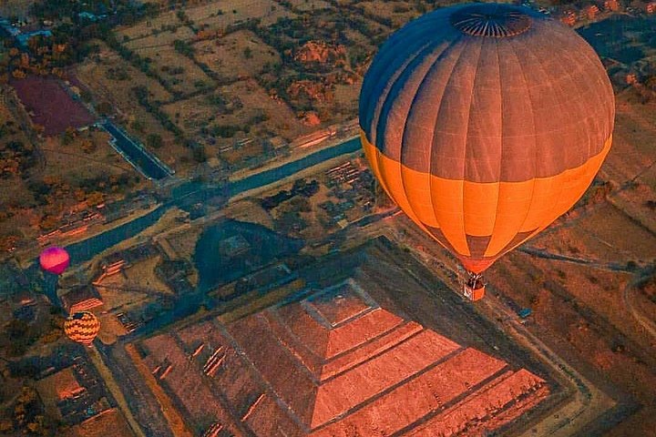 Experience in hot air ballooning over Teotihuacan with transportation