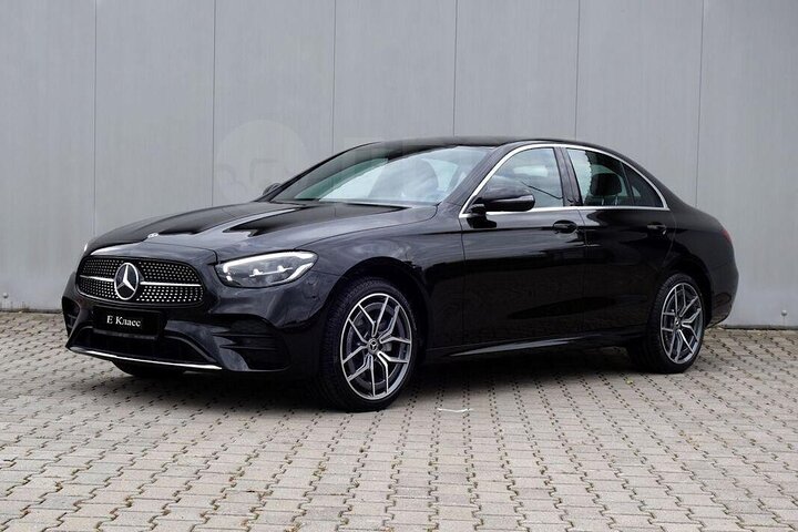 Airport Transfer: SIN Airport to Singapore by Business Car