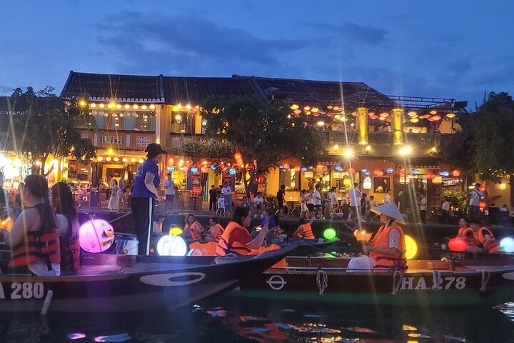 Hoi An Ancient Town Tour with Boat Ride and Lantern Release