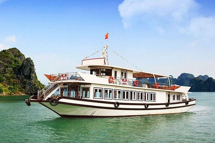 Halong bay 4 hours boat tour from Halong city with 2 caves, kayak