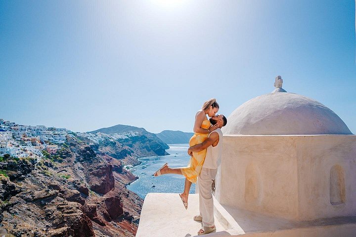Santorini Customized Private Photoshoot Walk in Oia