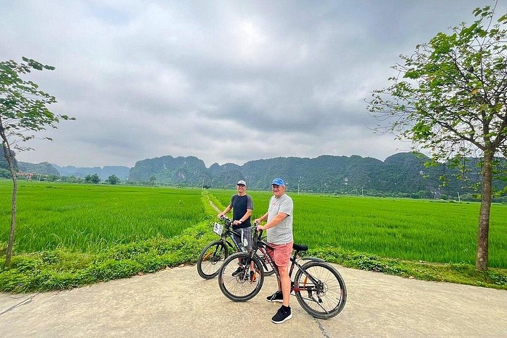 Hidden Gems Ninh Binh Luxury Tour: Tam Coc, Hoa Lu, Local Family