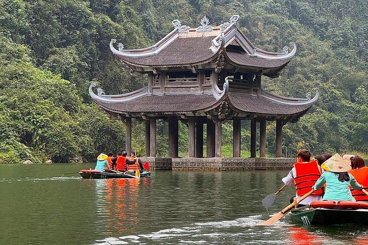 Luxury Small Group Tour Explore Trang An, Hoa Lu, Local Family