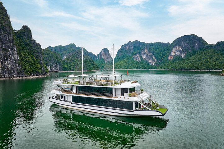 From Hanoi: Halong Hercules Premium, Buffet Lunch & Limousine