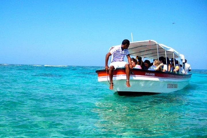 Tour of Islas del Rosario and BARÙ white beach