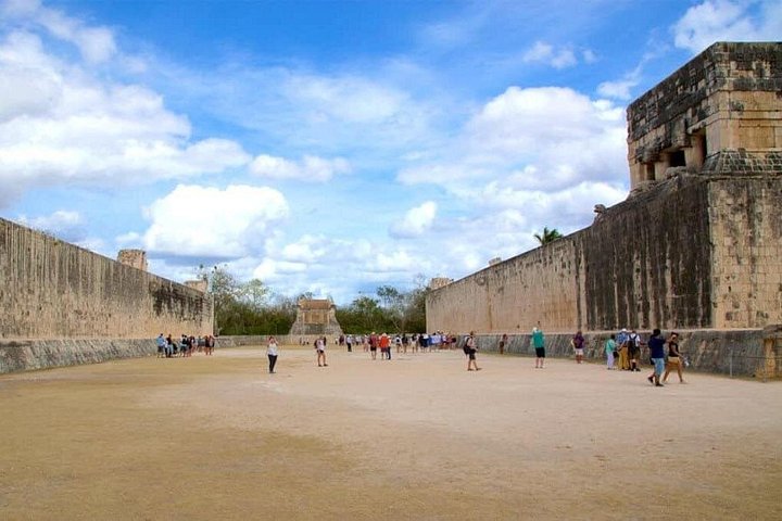 Private Chichen Itza Tour with Buffet and Cenote included