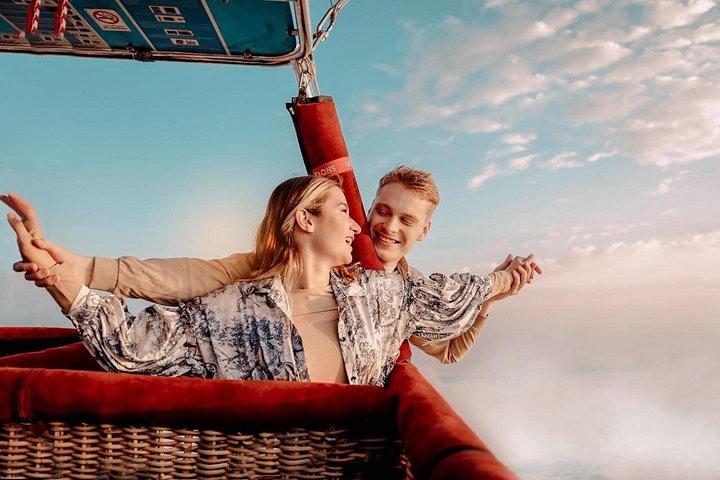 Dubai Hot Air Balloon Ride with Hotel Pickup & Breakfast