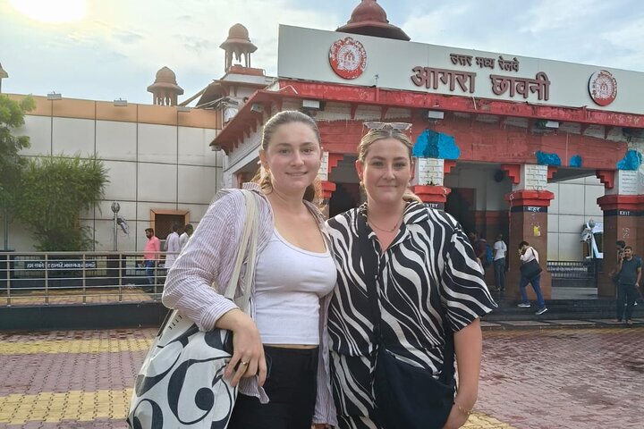 Delhi to Taj Mahal Day Trip by Superfast Train with Guide
