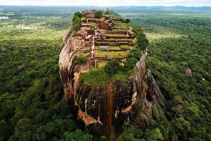 Experience the Beauty and History of Sri Lanka