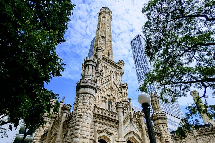 Magnificent Mile Scavenger Hunt: Chicago Walking Tour and Game
