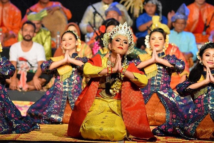 Learn Malaysian Traditional Dance and Costume Tour with Lunch