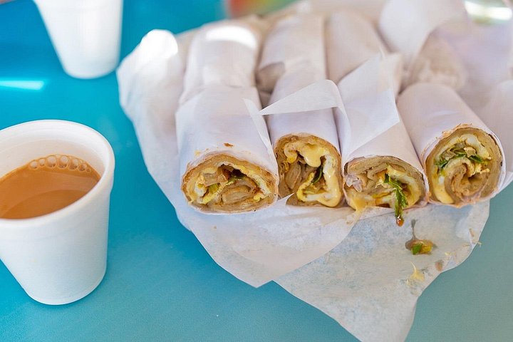 Local Street Food and Guided Walking Tour of Dubai Old Town