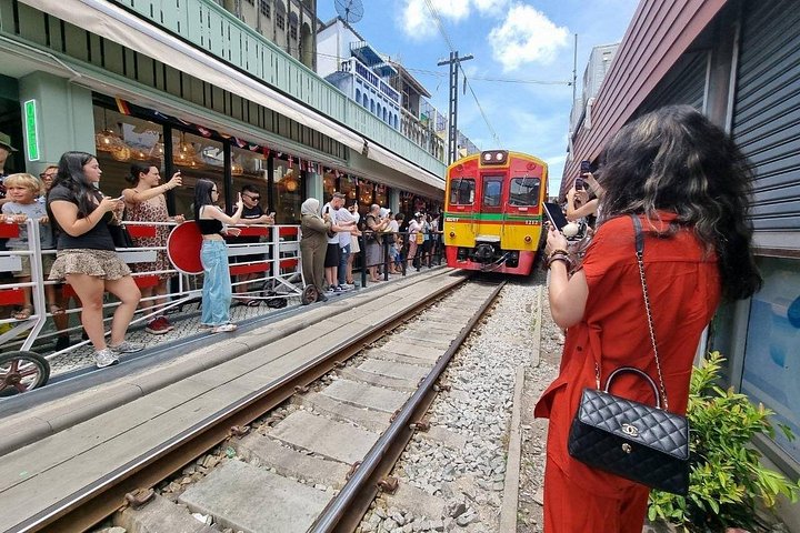 Private Thailand Train and Floating Market Tour