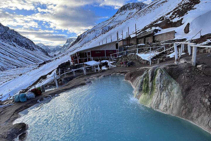 4x4 transfer to Termas de Colina from Santiago in private