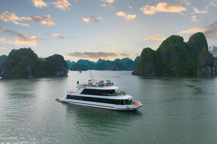 Stunning Lan Ha Bay Sunset Tour on Luxury Cruise with Water Slide