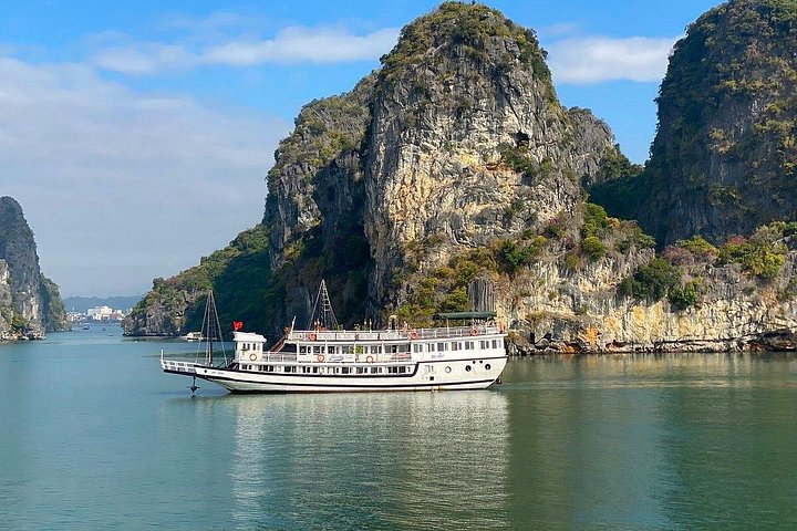 Hanoi: Bai Tu Long Bay 2-Day Scenic Cruise to Hidden Landscapes