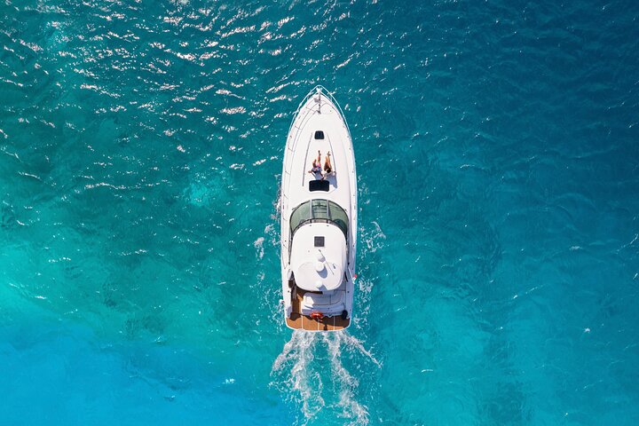 Cozumel Private Yacht and Snorkel with Lunch and Open Bar Onboard
