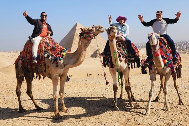 Private Giza Pyramids with Local Lunch (Koshary)