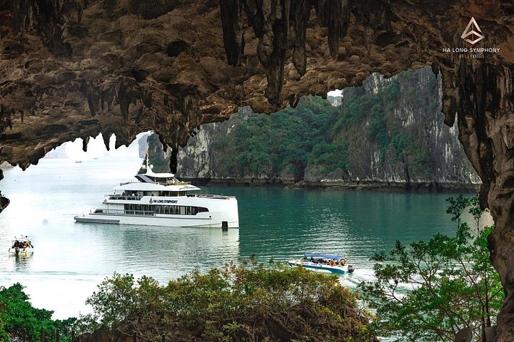 Hanoi to Ha Long Bay 5 Stars Cruise with Jacuzzi & Local Lunch