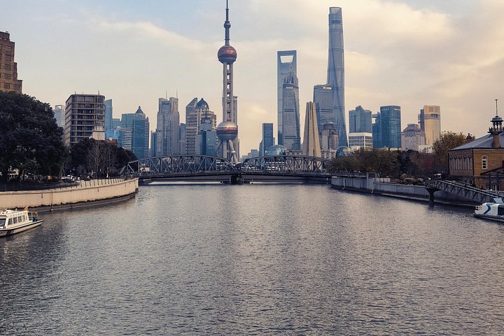 A Cinematic Walk from Suzhou Creek to the Bund