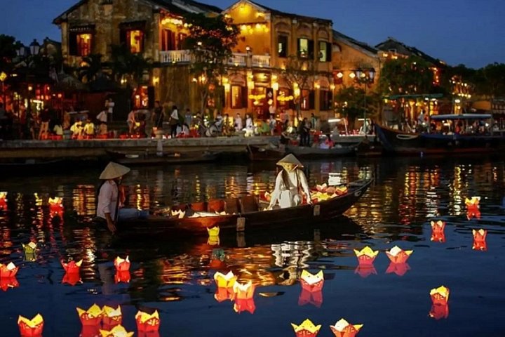 Hoi An Hoai River Boat Trip by Night and Floating Lantern