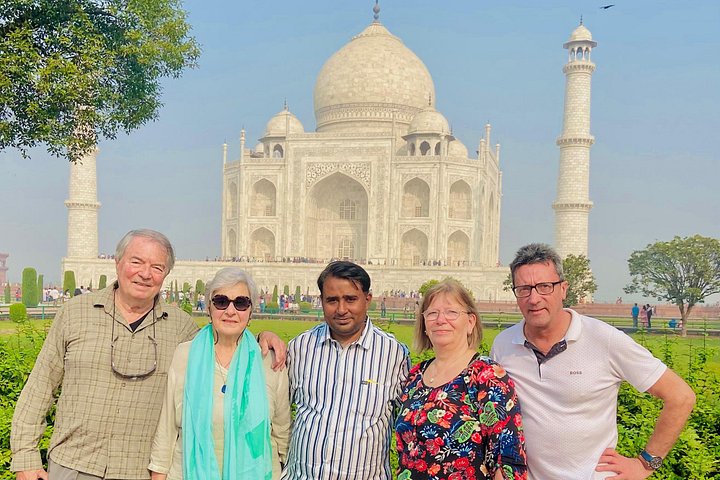 From Delhi: Taj Mahal Sunrise and Agra Same day Tour by Car