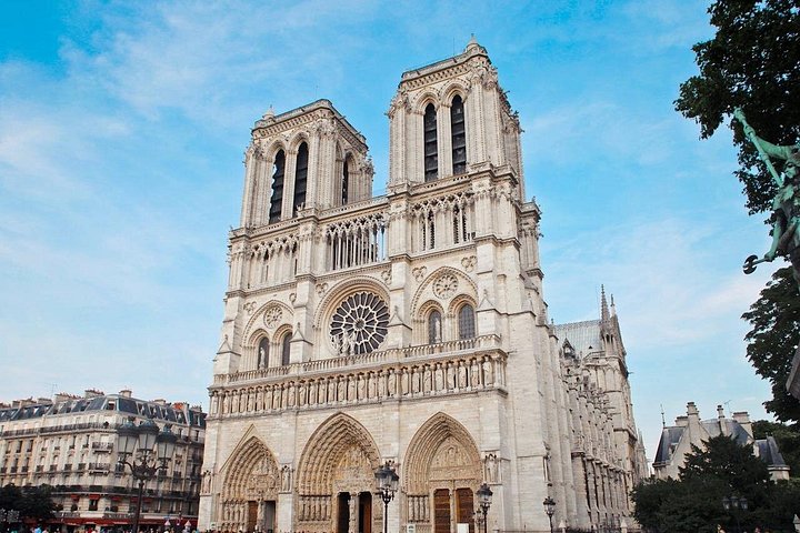 Private Tour of Paris with Iconic Sites and public transport