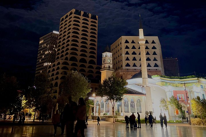 Tirana bei Nacht : Rundgang mit Cocktail & Stadtlichtern