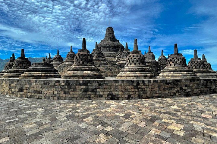 BOROBUDUR, PRAMBANAN, TUMPAKSEWU, MT BROMO, MT IJEN By Car