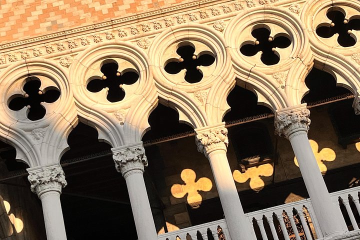 Discover Venetian magic: a relaxed walk and a local drink