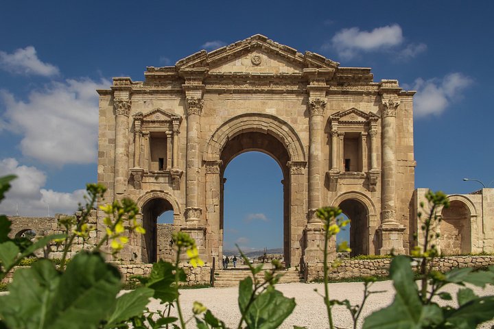 Jordan Pass 7-Day Tour Roman Ruins of Jerash, Petra, Wadi Rum, and the Dead Sea