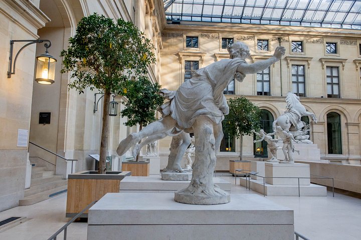 Louvre Museum Private Guided Tour with 6 Guests Max