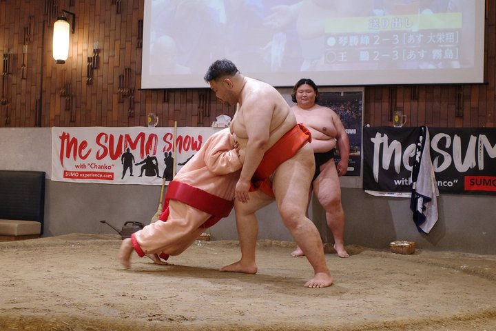 the SUMO show - Sumo & Dining Experience at Dosukoi Tanaka Tokyo